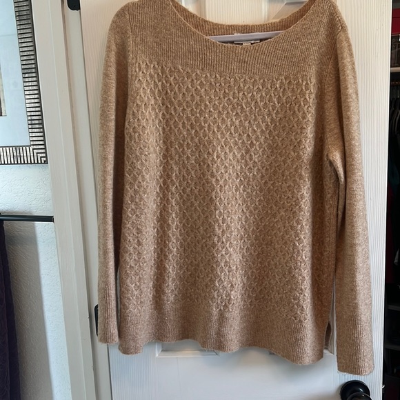 🆕 New Listing! Light Tan Soft sweater in waffle design - Picture 1 of 7